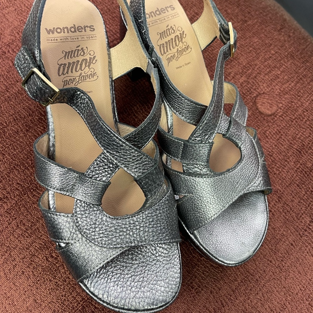 Wonders brand size 9, id say it’s a gunmetal color and a bit wide. Almost new.